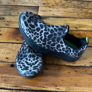 OOFOS Women's Leopard Print Slippers